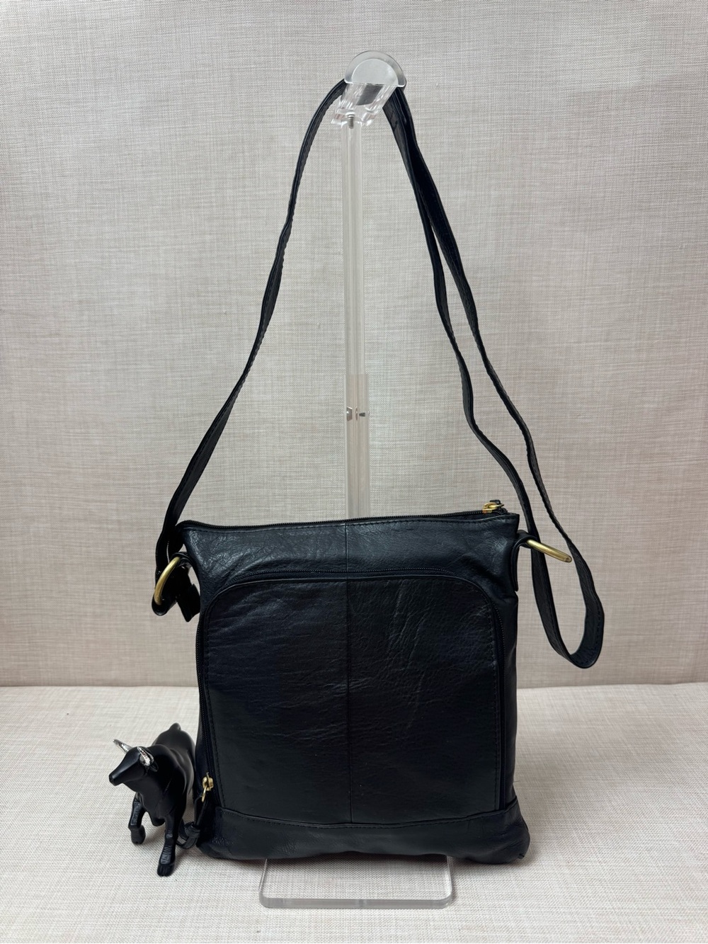 Classic Black Leather Crossbody Bag with Adjustable Strap